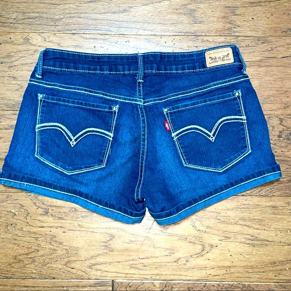 Women’s Levi’s shorty short sz 7 - Picture 2 of 4